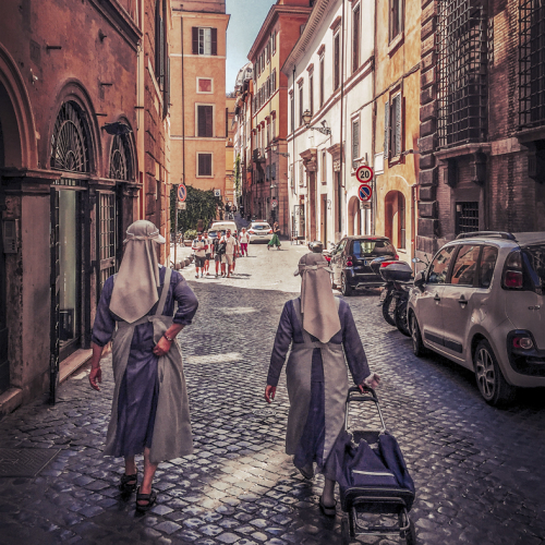 1st Merit Award PER Montreal Camera Club Petra Niederhauser Going For Groceries