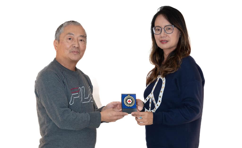 Sarah Hei is presented with her 2025 Ontario Zone 'Club' Competition's Novice Gold Medal. Medal was presented to her by Shi Ying (Vice President of the Canadian Chinese Masterpiece Photography Association)